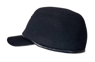 Siyah beyzbol şapkalı, siyah vizörlü, beyaz arka planda deri taklidi yapan. Spor tarzı. yaz şapkası