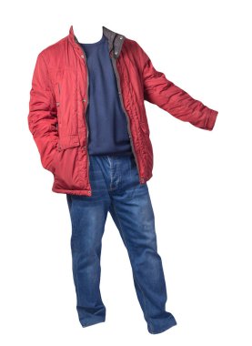 Kırmızı ceket, mavi kazak ve beyaz arka planda izole edilmiş kot pantolon. Sıradan moda kıyafetleri.
