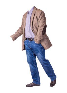 Erkek düğmesi açık kahverengi ceket, erkek kot pantolon, siyah deri ayakkabılar ve beyaz arka planda izole edilmiş mor gömlek.