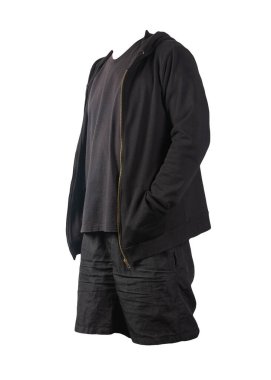 Siyah kazaklı, demir fermuarlı kapüşonlu, siyah tişörtlü ve siyah spor şortlu beyaz arka planda. Günlük spor kıyafetleri.