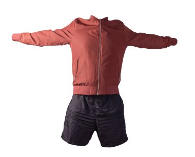 Erkekler kırmızı bombacı ceketi ve siyah spor şortu beyaz arka planda izole edilmiş. modaya uygun günlük kıyafetler.