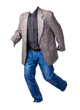 Siyah gömlekli ve beyaz arka planda izole edilmiş mavi kotlu erkek ceketi. Sıradan stil