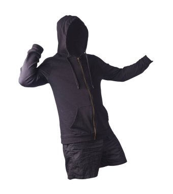 Kapüşonlu demir fermuarlı siyah kazak ve beyaz arka planda siyah spor şortlu. Günlük spor kıyafetleri.