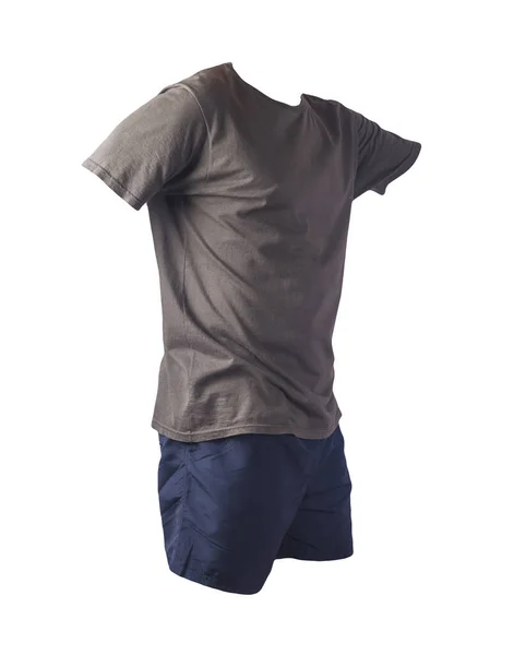 男性用スポーツダークブルーのショートパンツと白を基調としたグラフィックTシャツ スポーツ用の快適な服 — ストック写真