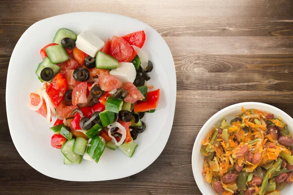 Insalata Greca Sfondo Marrone Legno Insalata Greca Piatto Bianco Con — Foto Stock