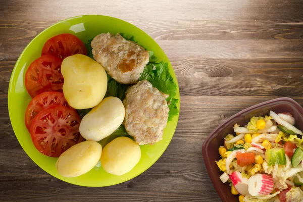 Limonlu Patatesli Pirzola Sebze Salatası Kahverengi Ahşap Arka Planda Patatesli — Stok fotoğraf