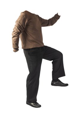 Erkek kazağı, siyah pantolon ve siyah deri ayakkabılar. Beyaz arka planda izole edilmiş. Günlük kıyafetler.