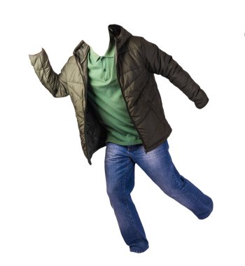 Fermuarlı koyu yeşil ceket, yeşil gömlek ve beyaz arka planda izole edilmiş mavi kot pantolon. Sıradan moda kıyafetleri.