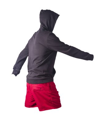 Siyah kazaklı, kapüşonlu demir fermuarlı ve beyaz arka planda kırmızı spor şortlu. Günlük spor kıyafetleri.