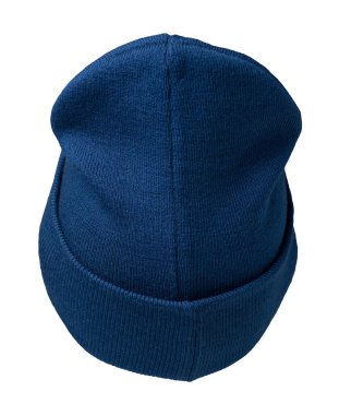 Örülmüş koyu mavi şapka, beyaz bir arka planda izole edilmiş. Sıradan bir tarz için moda şapka aksesuarı.