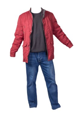 Kırmızı ceket, koyu mavi süveter ve beyaz arka planda izole edilmiş kot pantolon. Sıradan moda kıyafetleri.