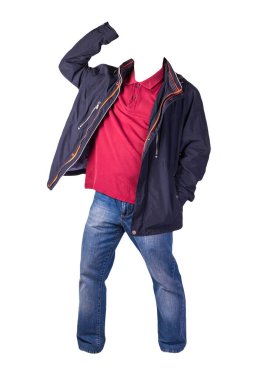 Fermuarlı koyu mavi ceket, koyu kırmızı gömlek ve beyaz arka planda izole edilmiş mavi kot pantolon. Sıradan moda kıyafetleri.