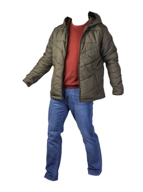 Fermuarlı koyu yeşil ceket, koyu kırmızı kazak ve beyaz arka planda izole edilmiş mavi kot pantolon. Sıradan moda kıyafetleri.