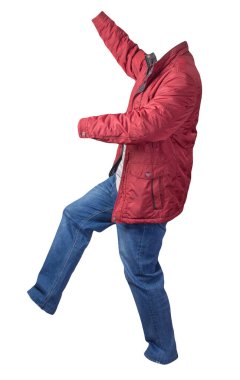 Kırmızı ceket, beyaz mavi gri kazak ve beyaz arka planda izole edilmiş mavi kot pantolon. Sıradan moda kıyafetleri.