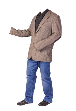 Erkekler düğmeli kahverengi ceket, erkek kot pantolon, siyah deri ayakkabılar ve beyaz arka planda izole edilmiş siyah gömlek.