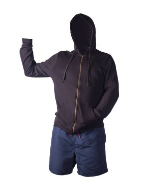 Siyah kazaklı, kapüşonlu demir fermuarlı ve beyaz arka planda koyu mavi spor şortlu. Günlük spor kıyafetleri.