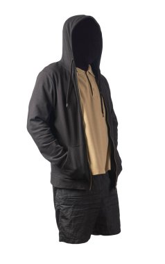 Demir fermuarlı kapüşonlu siyah kazak, bej polo tişört ve beyaz arka planda izole edilmiş siyah spor şort. Günlük spor kıyafetleri.