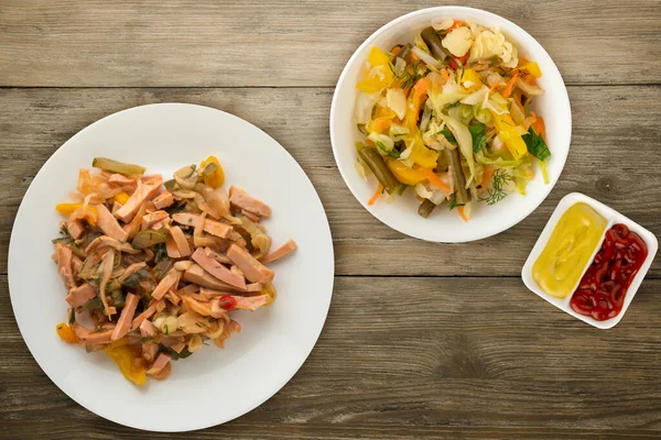 Ensalada Berlín Sobre Plato Blanco Sobre Fondo Madera Ensalada Salchichas —  Fotos de Stock