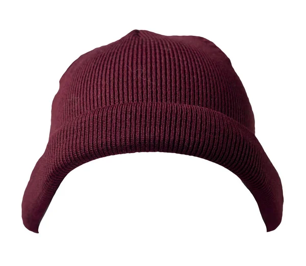 Liman işçisi beyaz arka planda koyu kırmızı şapka ördü. Modaya uygun rapçi şapkası. Balıkçı.