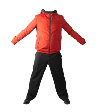 Kapüşonlu kırmızı erkek ceketi, siyah pantolon ve beyaz arka planda izole edilmiş siyah deri ayakkabılar. Erkek sonbahar kıyafetleri.