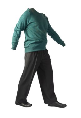 Erkekler için yeşil kazak, siyah pantolon ve siyah deri ayakkabılar. Beyaz arka planda izole edilmiş. Günlük kıyafetler.