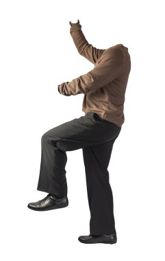 Erkek kazağı, siyah pantolon ve siyah deri ayakkabılar. Beyaz arka planda izole edilmiş. Günlük kıyafetler.