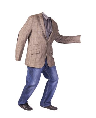 Erkek düğmesi açık kahverengi ceket, erkek kot pantolon, deri siyah ayakkabı ve beyaz arka planda izole edilmiş gri çizgili gömlek.