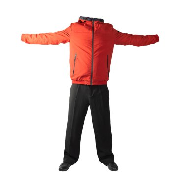 Kapüşonlu kırmızı erkek ceketi, siyah pantolon ve beyaz arka planda izole edilmiş siyah deri ayakkabılar. Erkek sonbahar kıyafetleri.