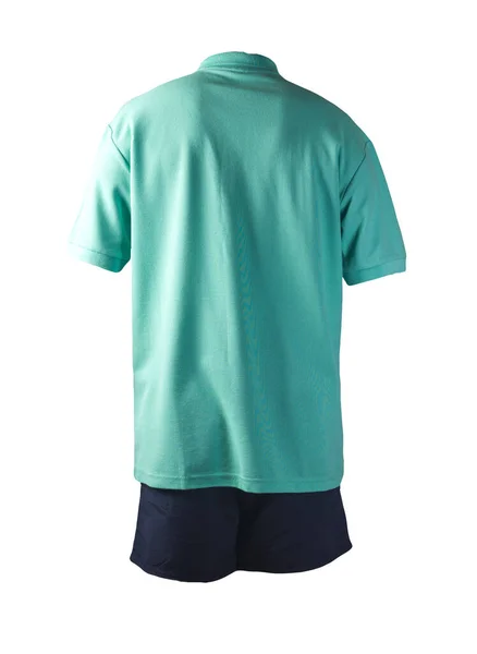 男性用スポーツダークブルーのショートパンツと白い背景にボタンダウンカラーのグリーンのポロシャツ スポーツのための快適な服 — ストック写真