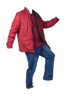 Kırmızı ceket, koyu kırmızı gömlek ve beyaz arka planda izole edilmiş mavi kot pantolon. Sıradan moda kıyafetleri.