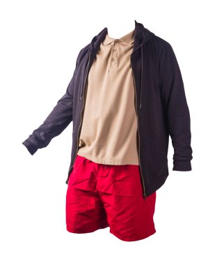 Demir fermuarlı kapüşonlu siyah kazak, bej polo tişört ve beyaz arka planda izole edilmiş kırmızı spor şort. Günlük spor kıyafetleri.