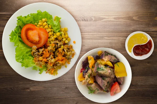 Salat Mit Hühnermägen Mit Karotten Und Mais Und Salat Auf — Stockfoto