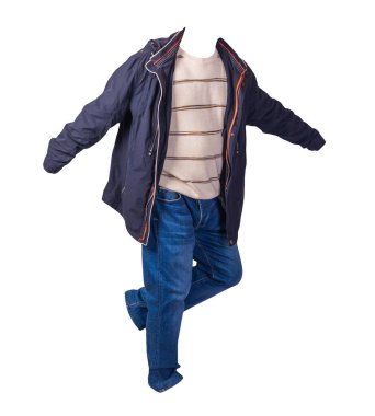 Fermuarlı koyu mavi ceket, bej kahverengi çizgili kazak ve beyaz arka planda izole edilmiş mavi kot pantolon. Sıradan moda kıyafetleri.