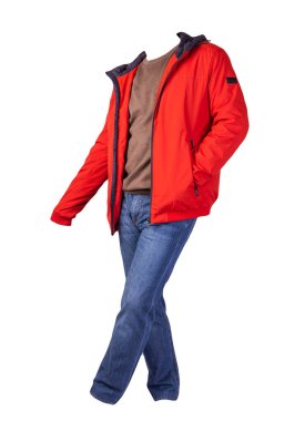 Fermuarlı kırmızı ceket, kahverengi kazak ve beyaz arka planda izole edilmiş mavi kot pantolon. Sıradan moda kıyafetleri.