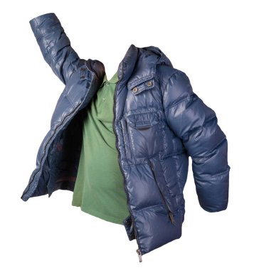 Erkekler koyu yeşil tişörtü ve mavi ceketi beyaz arka planda izole edilmiş.