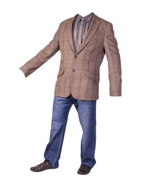 Erkek düğmesi açık kahverengi ceket, erkek kot pantolon, deri siyah ayakkabı ve beyaz arka planda izole edilmiş gri çizgili gömlek.