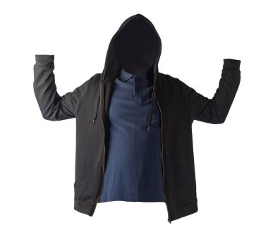 Siyah kazaklı, demir fermuarlı kapüşonlu ve koyu mavi polo tişörtlü. Beyaz arka planda. Sportif tarzda.