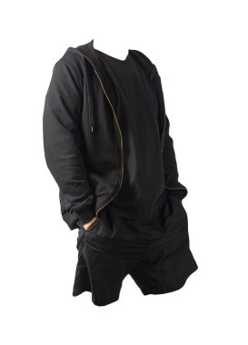 Siyah kazaklı, demir fermuarlı kapüşonlu, siyah tişörtlü ve siyah spor şortlu beyaz arka planda. Günlük spor kıyafetleri.