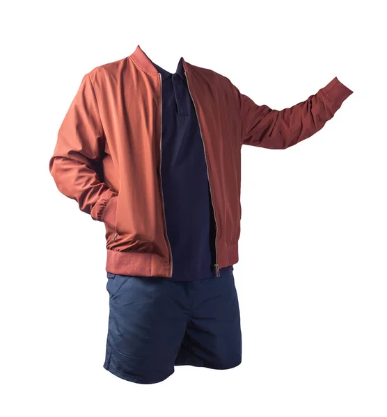 男子深色红色轰炸机夹克 深蓝色马球衫和深蓝色运动短裤 白色背景隔离 时髦休闲装 — 图库照片