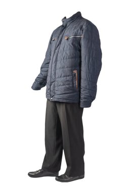 Koyu mavi ceket, siyah pantolon ve beyaz arka planda izole edilmiş siyah deri ayakkabılar. Erkek sonbahar kıyafetleri.