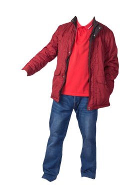 Kırmızı ceket, turuncu gömlek ve beyaz arka planda izole edilmiş kot pantolon. Sıradan moda kıyafetleri.