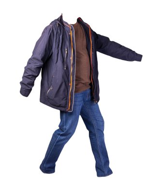 Fermuarlı koyu mavi ceket, kahverengi kazak ve beyaz arka planda izole edilmiş mavi kot pantolon. Sıradan moda kıyafetleri.