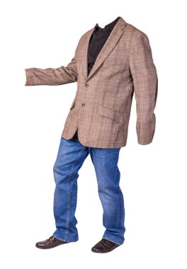 Erkek düğmesi açık kahverengi ceket, erkek kot pantolon, deri siyah ayakkabı ve beyaz arka planda izole edilmiş siyah bir kazak.