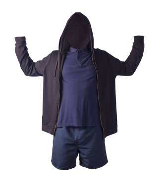 Siyah kazaklı, demir fermuarlı kapüşonlu, koyu mavi polo tişörtlü ve beyaz arka planda koyu mavi şortlu. Günlük spor kıyafetleri.