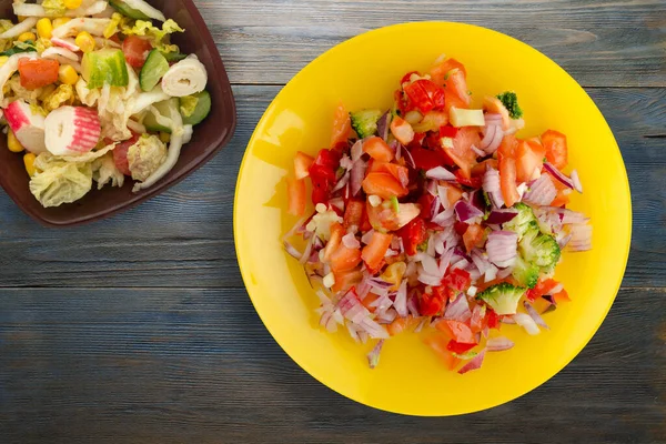 Nourriture Végétalienne Salade Légumes Poivre Tomate Oignons Brocoli Sur Assiette — Photo