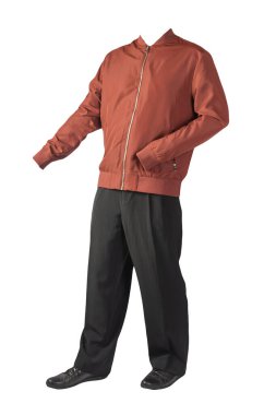 Kırmızı erkek ceketi, siyah pantolon ve beyaz arka planda izole edilmiş siyah deri ayakkabılar. Erkek sonbahar kıyafetleri.