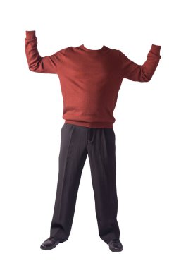 Erkek bordo kazağı, siyah pantolon ve siyah deri ayakkabılar. Beyaz arka planda izole edilmiş. Günlük kıyafetler.