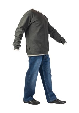 Mavi kot, gri beyaz kazak ve beyaz arka planda izole edilmiş siyah deri ayakkabılar. Erkeklerin günlük kıyafetleri