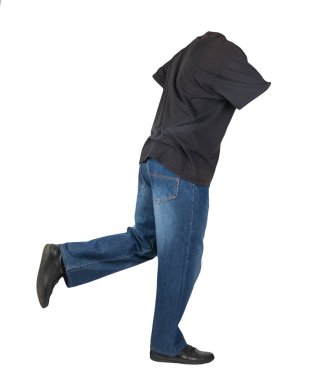 Koyu mavi kot, siyah deri ayakkabılar, beyaz arka planda siyah tişört. Sıradan stil