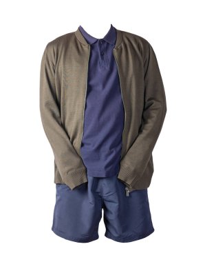 Koyu yeşil bombacı ceketi, koyu mavi gömleği ve beyaz arka planda koyu mavi spor şortu. modaya uygun günlük kıyafetler.